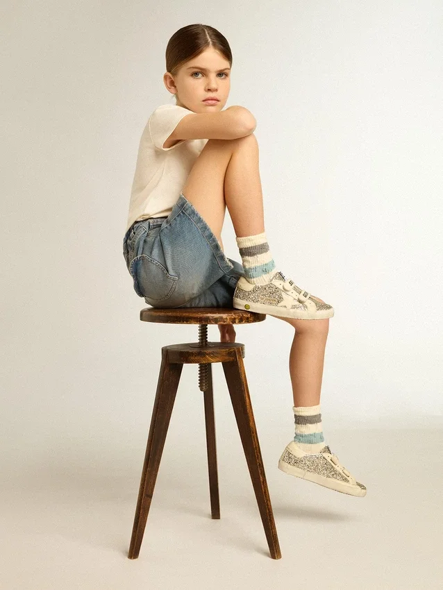 Old School Young in Platin-Glitzer mit Lederstern und Fersenlasche