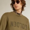 Olivgrünes Herren-Sweatshirt mit goldenem Schriftzug
