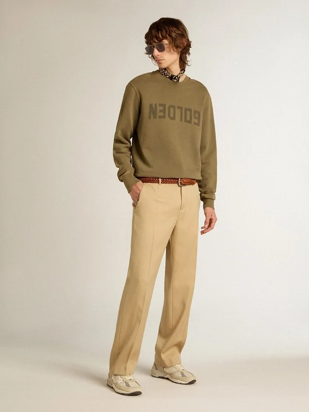 Olivgrünes Herren-Sweatshirt mit goldenem Schriftzug
