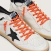 Orangefarbene Wanderschnürsenkel mit grauen und schwarzen Details