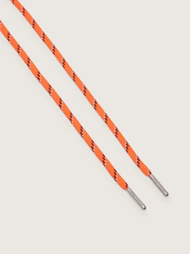 Orangefarbene Wanderschnürsenkel mit grauen und schwarzen Details