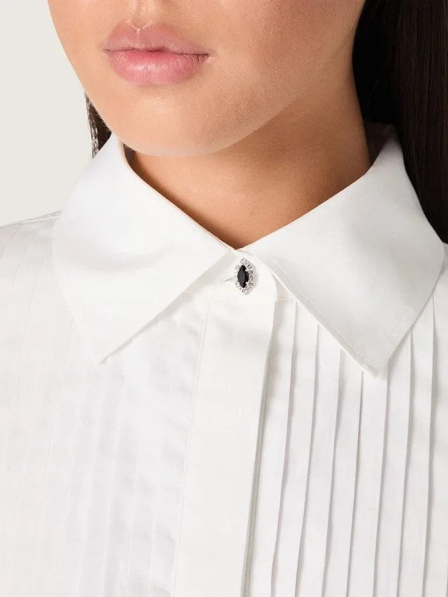 Oversize-Damenhemd aus weisser Baumwolle mit Plissee-Detail und Schmucksknöpfen
