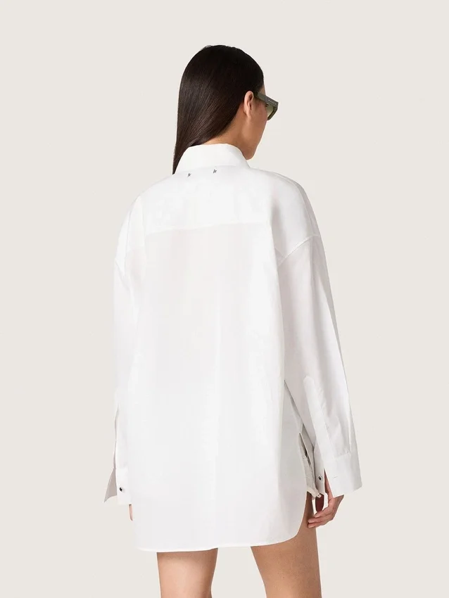 Oversize-Damenhemd aus weisser Baumwolle mit Plissee-Detail und Schmucksknöpfen