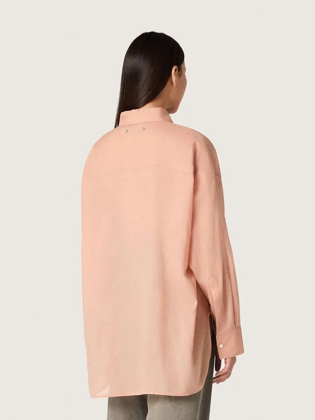 Oversize-Hemd für Damen aus korallenfarbenem Baumwollvoile mit Plissee-Detail