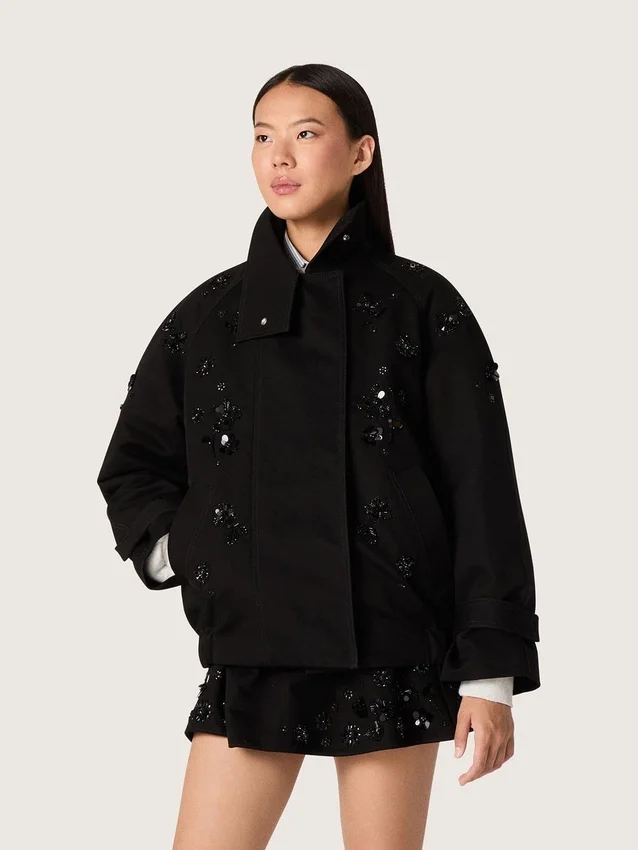 Oversize-Jacke für Damen aus schwarzem Baumwolltwill mit floralen Paillettenstickereien