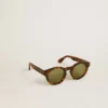 Panthos-Sonnenbrille im quadratischen Stil mit havannabraunem Rahmen und grünen Gläsern