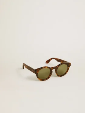 Panthos-Sonnenbrille im quadratischen Stil mit havannabraunem Rahmen und grünen Gläsern