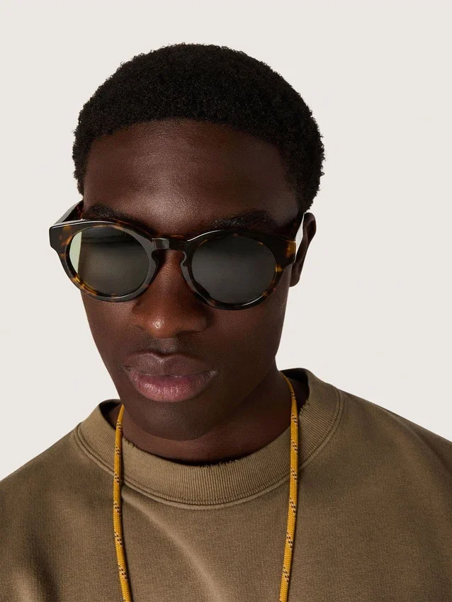 Panthos-Sonnenbrille im quadratischen Stil mit havannabraunem Rahmen und grünen Gläsern