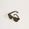 Panthos-Sonnenbrille im quadratischen Stil mit schwarzem Rahmen und schwarzen Gläsern