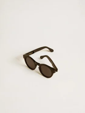 Panthos-Sonnenbrille im quadratischen Stil mit schwarzem Rahmen und schwarzen Gläsern
