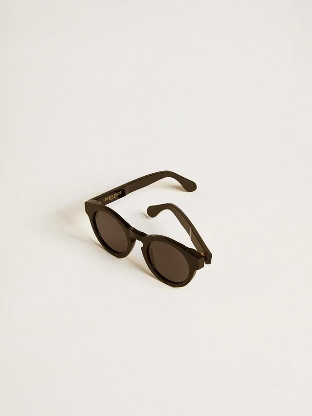 Panthos-Sonnenbrille im quadratischen Stil mit schwarzem Rahmen und schwarzen Gläsern