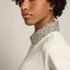 Papyrusweisses Sweatshirt mit Reissverschluss aus der Denise Star Collection und Kristallkragen