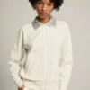 Papyrusweisses Sweatshirt mit Reissverschluss aus der Denise Star Collection und Kristallkragen