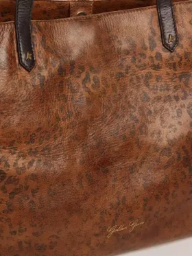 Pasadena-Tasche aus gehämmertem Leder mit Leopardenmuster und kontrastierenden schwarzen Griffen