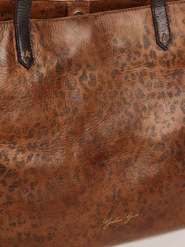 Pasadena-Tasche aus gehämmertem Leder mit Leopardenmuster und kontrastierenden schwarzen Griffen