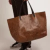 Pasadena-Tasche aus gehämmertem Leder mit Leopardenmuster und kontrastierenden schwarzen Griffen