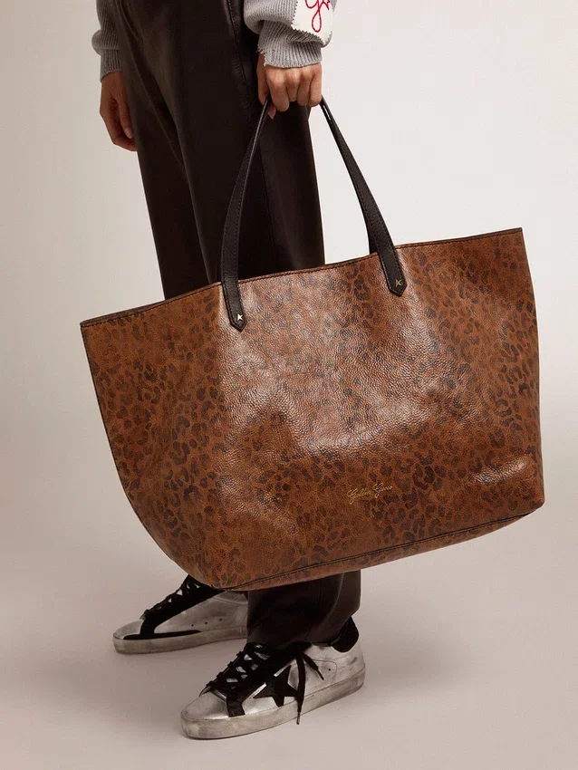 Pasadena-Tasche aus gehämmertem Leder mit Leopardenmuster und kontrastierenden schwarzen Griffen
