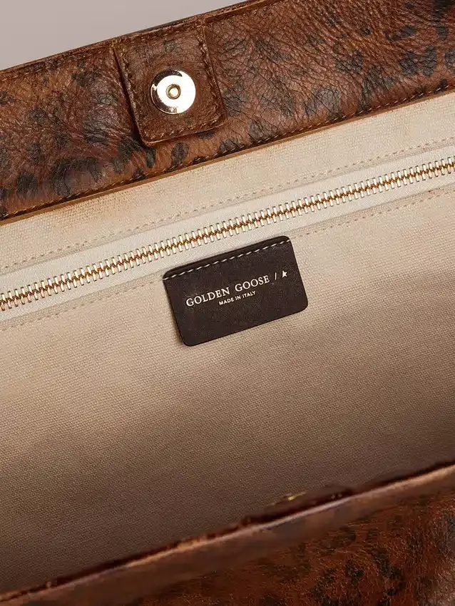 Pasadena-Tasche aus gehämmertem Leder mit Leopardenmuster und kontrastierenden schwarzen Griffen