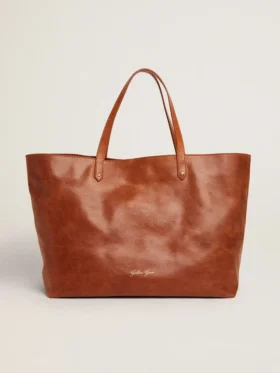 Pasadena-Tasche aus hellbraunem, glänzendem, gehämmertem Leder mit goldenem Logo auf der Vorderseite