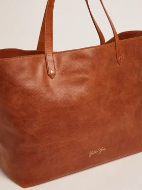 Pasadena-Tasche aus hellbraunem, glänzendem, gehämmertem Leder mit goldenem Logo auf der Vorderseite