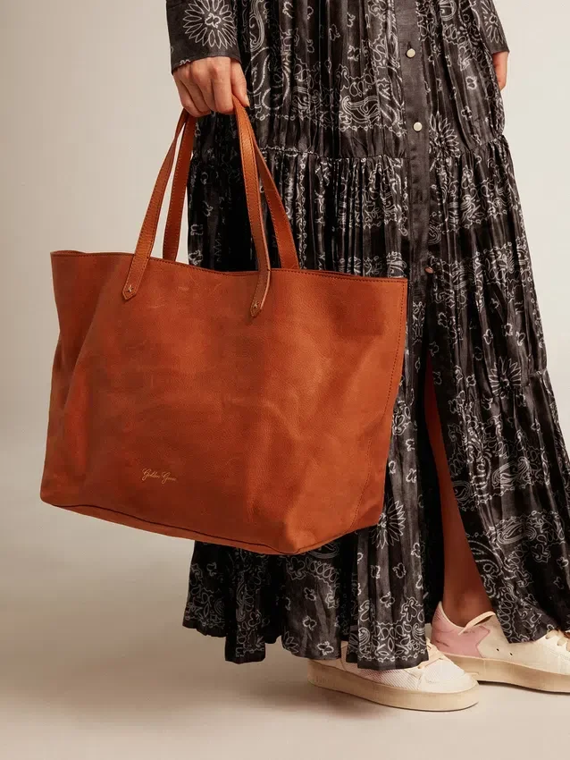 Pasadena-Tasche aus hellbraunem, glänzendem, gehämmertem Leder mit goldenem Logo auf der Vorderseite