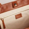 Pasadena-Tasche aus hellbraunem, glänzendem, gehämmertem Leder mit goldenem Logo auf der Vorderseite