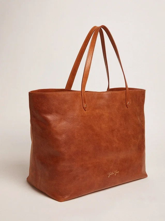 Pasadena-Tasche aus hellbraunem, glänzendem, gehämmertem Leder mit goldenem Logo auf der Vorderseite