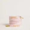 Rosa Baumwollschnürsenkel mit kontrastierendem goldfarbenem Logo