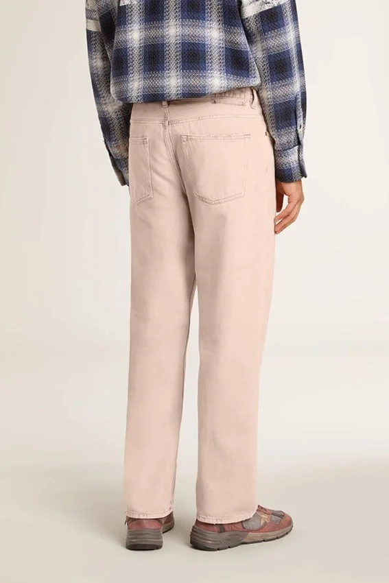 Rosa gefärbte Herrenjeans