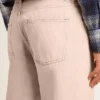 Rosa gefärbte Herrenjeans