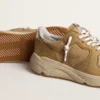 «Running Sole» aus beigem Nubukleder mit beigem Lederstern