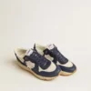 «Running Sole» aus cremefarbenem Mesh und blauem Leder mit einem weissen Lederstern