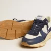 «Running Sole» aus cremefarbenem Mesh und blauem Leder mit einem weissen Lederstern