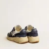«Running Sole» aus cremefarbenem Mesh und blauem Leder mit einem weissen Lederstern