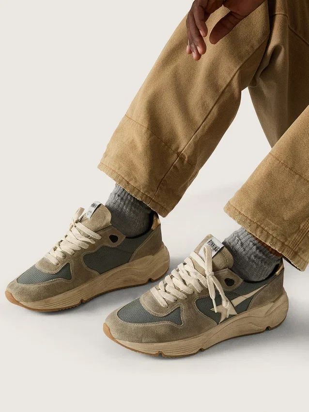 «Running Sole» aus grauem Wildleder mit weissem Stern und weisser Fersenlasche