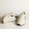 Running Sole aus weissem Leder und Mesh mit blauem, laminiertem Lederstern