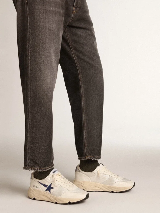 Running Sole aus weissem Leder und Mesh mit blauem, laminiertem Lederstern