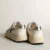 Running Sole aus weissem Leder und Mesh mit blauem, laminiertem Lederstern