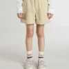 Sandfarbene Shorts für Mädchen mit gesticktem Logo