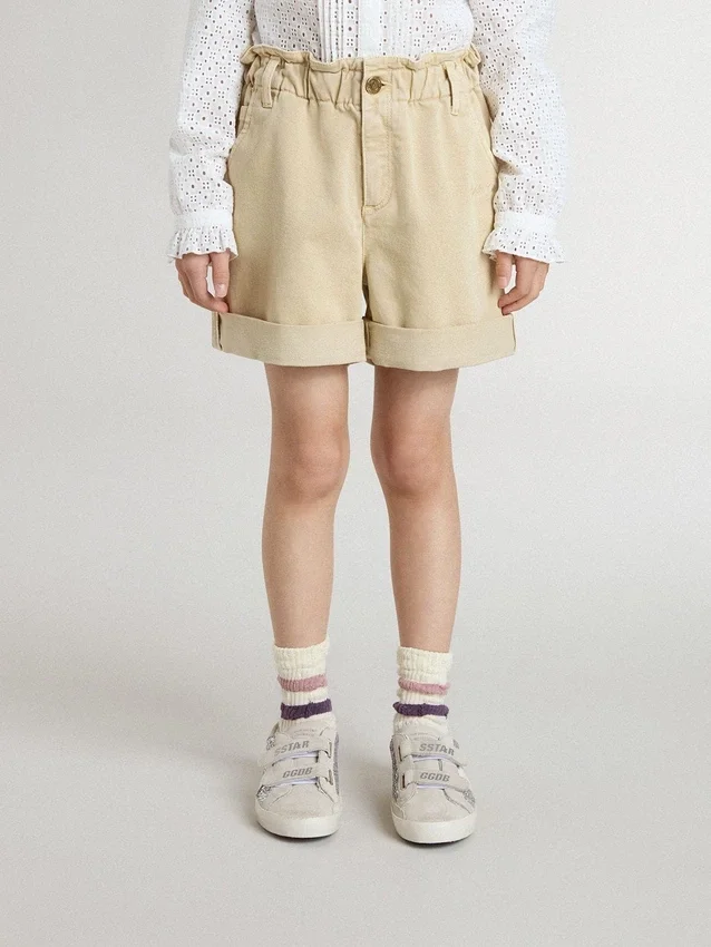Sandfarbene Shorts für Mädchen mit gesticktem Logo