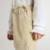 Sandfarbene Shorts für Mädchen mit gesticktem Logo