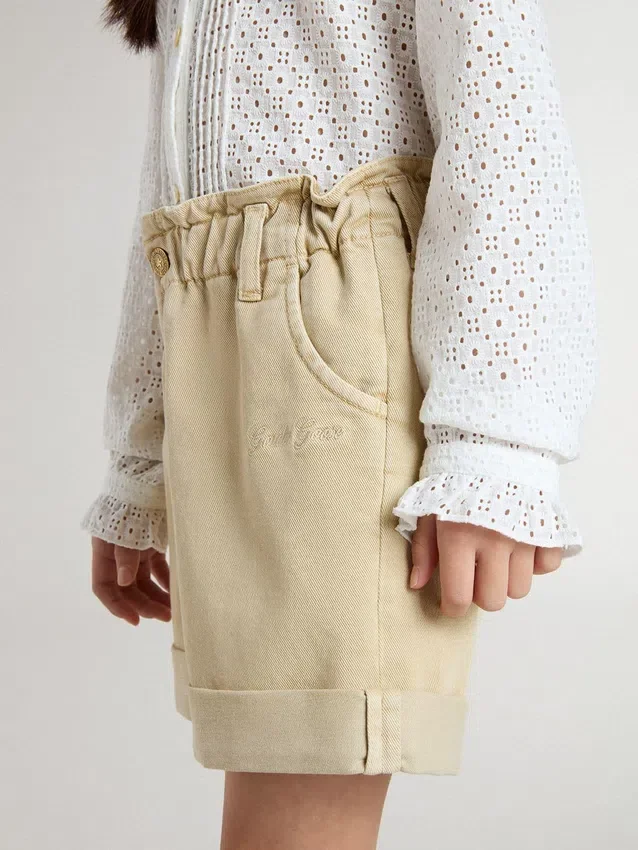 Sandfarbene Shorts für Mädchen mit gesticktem Logo