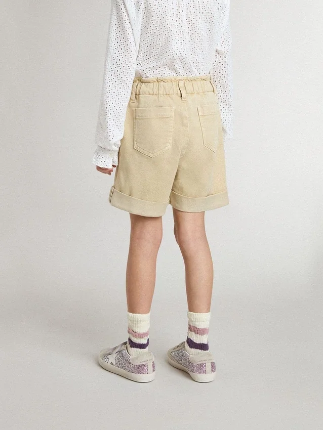 Sandfarbene Shorts für Mädchen mit gesticktem Logo