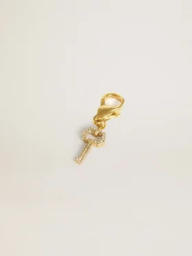 Schlüsselförmiger Anhänger aus goldfarbenem Messing mit Kristallen