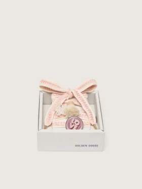 Schnürsenkel aus Lederwaren in Hellbeige mit rosa Zierflechtung, Anstecknadel und Applikationen