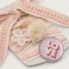 Schnürsenkel aus Lederwaren in Hellbeige mit rosa Zierflechtung, Anstecknadel und Applikationen