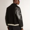 Schwarze Bomberjacke aus Wolle mit Aufnäher