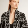 Schwarze Damen-Strickjacke mit Gürtel und Kristallen