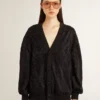 Schwarze Damen-Strickjacke mit Ton-in-Ton-Perlenstickerei im Toile-de-Jouy-Stil