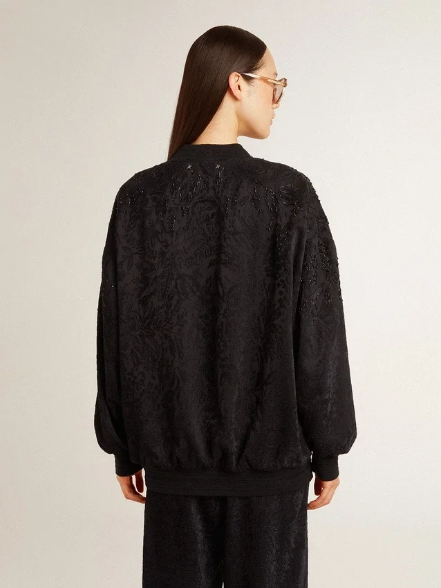Schwarze Damen-Strickjacke mit Ton-in-Ton-Perlenstickerei im Toile-de-Jouy-Stil